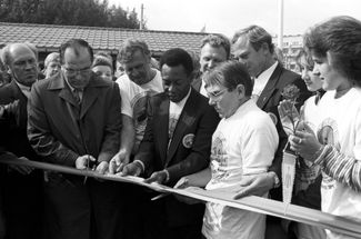 Пеле в СССР — бывший футболист на открытии гольф-клуба в Москве вместе с председателем исполкома Моссовета Валерием Сайкиным и шведским хоккеистом Свеном Тумба-Юханссоном, 11 сентября 1988 года.