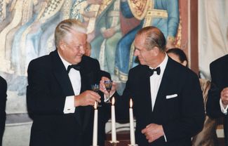 Президент России Борис Ельцин и принц Филипп на банкете в Кремле. 18 октября 1994 года