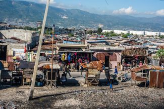 Рынок в Порт-о-Пренсе в 2019 году
