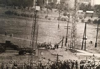 Первый день протестов — рабочие перегораживают железную дорогу и вешают на вышку плакат «Мясо, масло, повышение зарплаты!», 1 июня 1962 года. Фрагмент экспозиции музея памяти