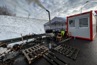 Обогревательный пункт для польских протестующих на дороге возле польско-украинского погранперехода Гребенное