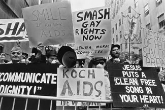 Консервативные религиозные активисты протестуют против гей-парада в Нью-Йорке, июнь 1985 года. Один из лозунгов — «Отмените права геев прямо сейчас!»