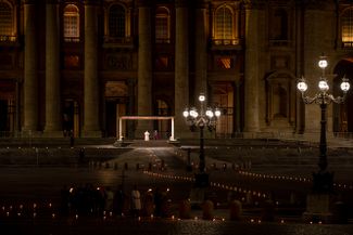 Папа Франциск совершает крестный ход на пустой площади Святого Петра в Ватикане. Это мера предосторожности из-за коронавируса — к апрелю в Италии от него умерло уже более 15 тысяч человек. Ватикан, апрель 2020 года