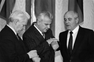 Иван Силаев (фактически последний глава советского правительства), Леонид Кравчук и Михаил Горбачев. Москва, 8 декабря 1991 года