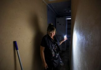 Жительница Донецка в доме, где во время обстрела предыдущей ночью погибла ее сестра