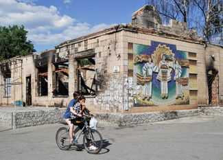 Здание с мозаикой в поселке Макаров Киевской области, пострадавшее из-за ракетных ударов
