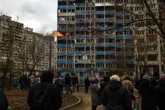Многоквартирный дом в Киеве, частично разрушенный обломками российской ракеты
