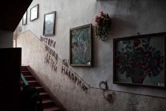 Надпись на стене культурного центра в Новом Быкове: «Костями ваших детей мы накормим». В эти дни жители Киевской области возвращаются в свои города