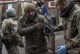 Раненый украинский солдат у больницы в Бахмуте (город в Донецкой области)