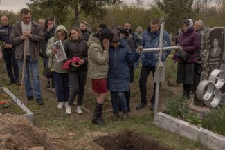 Друзья и родные на похоронах восьмилетней Ульяны Тройчук