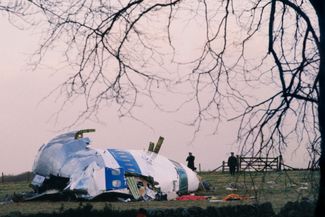 Обломки Boeing 747 авиакомпании Pan Am, разбившегося над шотландским Локерби в декабре 1988 года. Как было установлено впоследствии, причиной авиакатастрофы стал взрыв бомбы в багажном отсеке, организованный ливийскими спецслужбами. Ливия Муаммара Каддафи выдала предполагаемых организаторов теракта, однако отказалась признать ответственность за взрыв на официальном уровне. Против Ливии были введены санкции, в обмен на их снятие страна согласилась выплатить компенсации погибшим