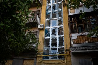 Последствия обстрела жилого дома в Харькове 30 августа. Городские власти заявляли о пяти погибших и девяти раненых