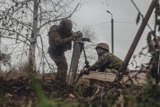 Украинские солдаты стреляют из миномета на передовой в Донецкой области
