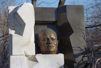 Памятник и могила Никиты Хрущева на Новодевичьем кладбище Москвы. 27 ноября 1995 года