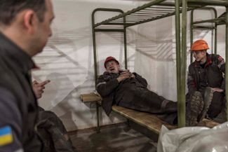 Рабочие «Запорожстали», третьего по величине металлургического завода Украины, укрываются в подземном бункере во время авианалета