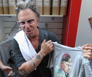 Actor Mickey Rourke advertises clothing with the image of Vladimir Putin. Moscow, GUM Department Store, August 11, 2014.