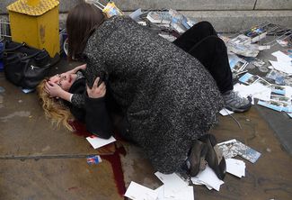Категория «Срочные новости», второе место в номинации «Фотоистория». Прохожая успокаивает американскую туристку Мелиссу Кокрэн, раненую в теракте на Вестминстерском мосту в Лондоне 22 марта 2017 года