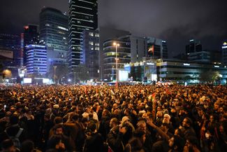 На площади возле здания консульства Израиля собрались несколько тысяч протестующих.