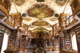 Библиотека аббатства Санкт-Галлен — созданая в 1758 Питером Томбом, мастеровым из австрийского Брегенца — хранит 160 000 книг и больше двух тысяч манускриптов, написанных за последнюю тысячу лет.