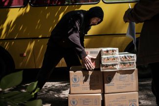 Волонтер разгружает продукты для жителей Северодонецка со склада пункта раздачи гуманитарной помощи. Ее доставляют ежедневно