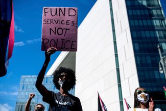 Демонстранты Black Lives Matter у департамента полиции Лос-Анжелеса в годовщину гибели Джорджа Флойда. 25 мая 2021 года