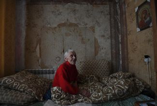 Nadezhda Yerukhimovich, 89, had been bedridden for three months when Russia launched its full-scale invasion of Ukraine. Unable to evacuate, she stayed in her apartment in Kyiv. Mikhail Yerukhimovich, Nadezhda’s 54-year-old son, also stayed behind to look after her. Mikhail is concerned about shortages of the medication his mother takes, especially painkillers. March 26, 2022. 