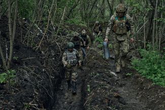 Украинские военные в окопе под Бахмутом