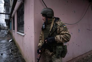 Украинский морпех патрулирует улицы Угледара