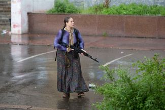 Российская диверсантка Ольга Кулыгина в Славянске. 2 мая 2014 года 