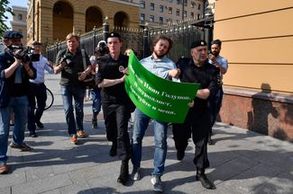Alexander Polivanov’s sign reads, “My name is Ivan Golunov. I am a journalist. Arrest me, too.”