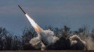 Украинские войска ведут огонь из установки HIMARS в Херсонской области. 5 ноября 2022 года