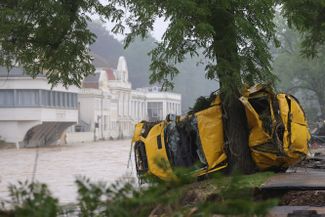 Машина, поврежденная в результате затопления курортного городка Бад-Нойенар-Арвайлер на западе Германии. 16 июля 2021 года