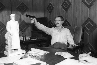 Герман Стерлигов в своем рабочем кабинете в офисе «Алисы» в Москве, 1992 год