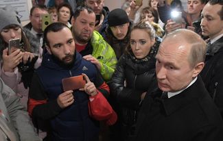 Президент России Владимир Путин встречается с родственниками погибших при пожаре в ТЦ «Зимняя вишня» в Кемерово. 27 марта 2018 года