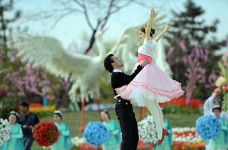 Танцоры отмечают праздник Новруз в Ташкенте, 21 марта 2015 года