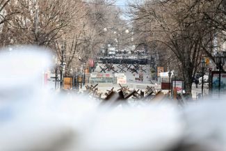 Противотанковые ежи блокируют улицы Одессы. Город со вчерашнего дня готовился к вторжению российских войск