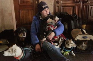 Жительница Киева Наталья, ее кошка и четыре собаки ожидают поезд для эвакуации на запад Украины 1 марта 2022 года