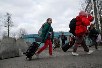 Десятилетняя Кира, вывезенная ранее в «летний лагерь» в Россию, пересекает украинско-белорусскую границу