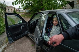 Женщина готовится к эвакуации из Волчанска после российского авиаудара по городу