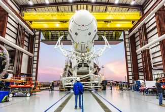 Ракета SpaceX Falcon 9 с прикрепленным кораблем Crew Dragon выкатывается из ангара компании 3 января 2019