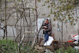 Местный житель после обстрела Одесской области, 21 апреля 2024 года