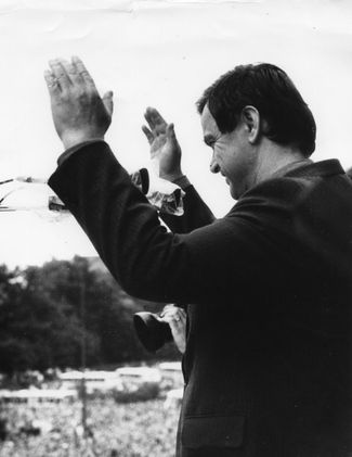 Хасбулатов выступает перед протестующими. 20 августа 1991 года