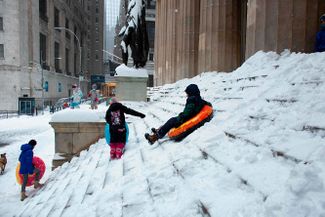 Дети на ступеньках Федерал-холл на Уолл-стрит, 1 февраля 2021 года