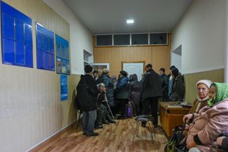 Жители Чернобаевки в очереди в сельсовете
