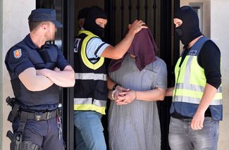 Испанские полицейские задерживают предполагаемого вербовщика ИГ. 7 июня 2016 года
