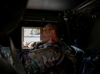Раненого военнослужащего украинской армии вывозят с линии фронта