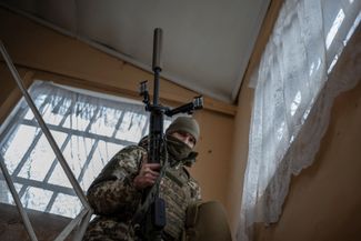 Украинский снайпер на временной базе ВСУ недалеко от линии фронта в Донецкой области (где именно — не уточняется)