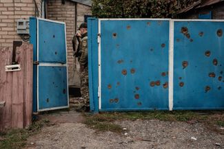 Украинский военный проверяет частный дом недалеко от города Лиман. ВСУ <a href="https://meduza.io/feature/2022/10/01/ukrainskie-voennye-voshli-v-liman-glavnoe" rel="noopener noreferrer" target="_blank">вошли</a> в Лиман 1 октября