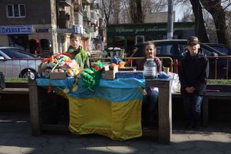 Школьники продают свои игрушки, чтобы на вырученные деньги купить бронежилеты для украинских солдат. Одесса