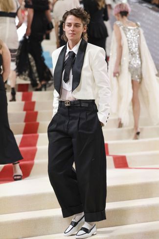 Кристен Стюарт в образе Chanel из круизной коллекции 2017 года